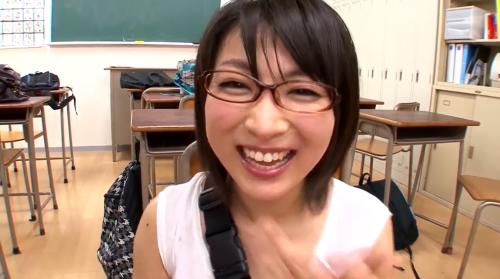 【ごっくん】私服姿の眼鏡の可愛いJKが教室で興奮した男たちの臭いチンポを連続フェラ