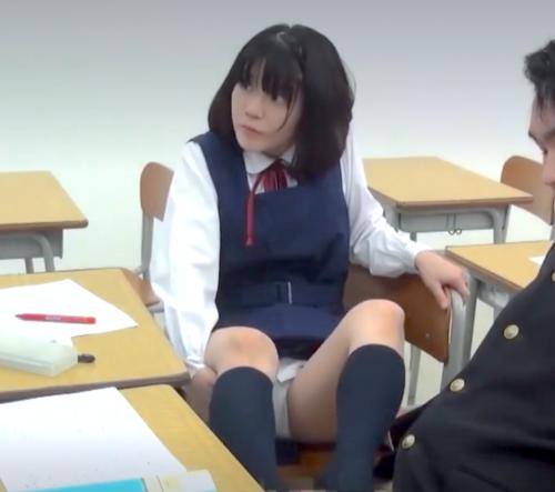 【制服SEX】『あっ！そこ気持ちいいよ♡』周りにバレないように手コキしながら男子を誘惑してしまう女子高生！！