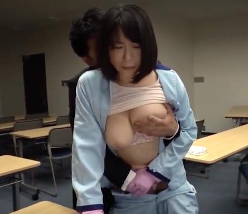 【レイプ】無防備に寝ていた巨乳の若い清掃員に辛抱たまらず無理矢理襲ってチンポで突きまくる！
