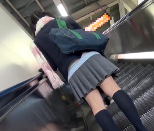 【痴漢】満員電車の中で目をつけた女子校生の身体を触りまくって周りの人など気にせずに腰を尻に打ち付ける！！