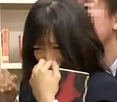 【痴漢】図書館で勉強していたかわいいJKが後ろから襲われあられもない格好で犯されてしまう。