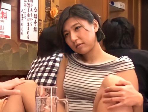 【淫乱】相席居酒屋にきた女性に店内でイタズラしたらトイレに連れ込まれて美味しそうにチンポをしゃぶり出した！！