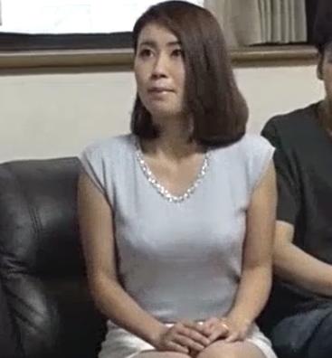 【人妻NTR】隣人トラブルを解決するために旦那が見ている目の前で犯されてしまう美人妻！！
