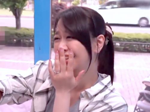 【MM号】子供連れの夫婦をナンパして旦那以外のチンポをしゃぶって性欲に火がついた奥様が寝取られSEXで感じまくる！！