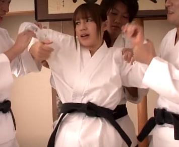 【道場レイプ】女師範を弟子たちがよってたかって犯しまくる！多勢に無勢で大量のチンポに責められて快楽落ちしてしまう！！