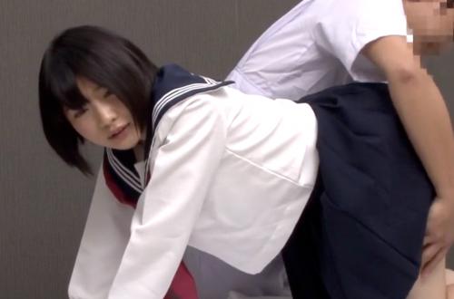 【JK】親と一緒にマッサージに来た女子校生が卑猥なことをされて無理矢理チンポを咥えさせられてエロい音を立ててしまう！！