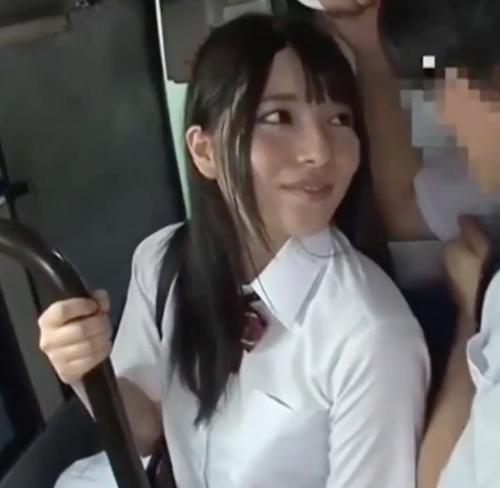 【上原亜衣】痴女JKがバスの中で男の子に尻を擦り付けて誘惑してチンポを取り出してパクり！！