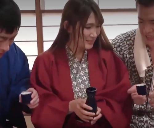 【人妻】夫婦できた旅行先で寝取られる巨乳妻！抵抗できないまま不倫SEXに溺れていく！