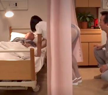 【ナース・痴漢】隣の患者の看護をしている女性の尻に触ってパンストを破ってチンポを挿れてしまう！！