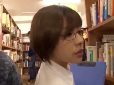 【痴漢】仕事中の司書さんを付け回し襲い敏感なところを触りまくりその場でSEXまでしてしまう。