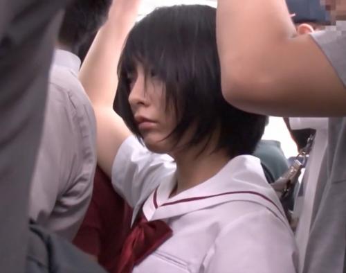 【痴漢】満員電車で女子校生が尻を撫で回されてバイブを突っ込まれて派手にイキまくって生ハメされてしまう！！