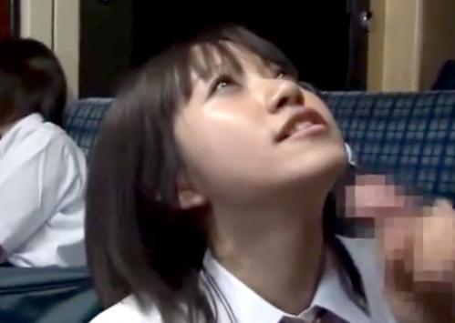 【痴女】バスの中でチンポに興味をもったJKが美味しそうにチンポをしゃぶりまくる！！