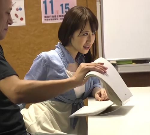 【痴漢】会議中に隣の男からセクハラされてしまう綺麗なお姉さん！！人が居なくなると堂々と女性の身体を堪能する！！