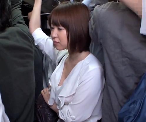 【痴漢】きれいな人妻が電車内で男に色目を使って身体を触らせて自らもチンポを取り出し両サイドから突きまくってもらう！！