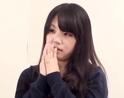 【ぽっちゃり】若い子の性事情をインタビュー中にチンポをポロリしたら興味津々でしごき始める。