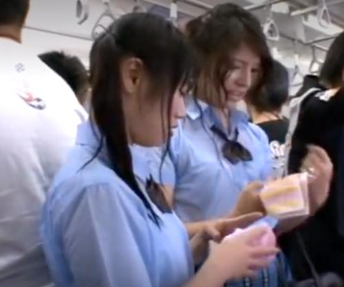 【痴漢】雨に打たれてブラが丸見えの女子高生にチンポを擦り付けてそのまま咥えさせてしまう！！