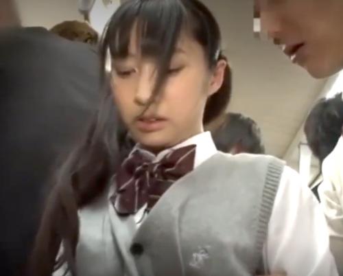 【JK痴漢】車内でいきなりハメられてしまう女子高生！服を脱がされてさらに犯されてしまう！！