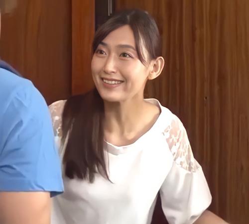 【人妻】知り合いの子供にイタズラされて感じてしまう美人妻。拒み切れずにチンポまで挿入されてしまう！！