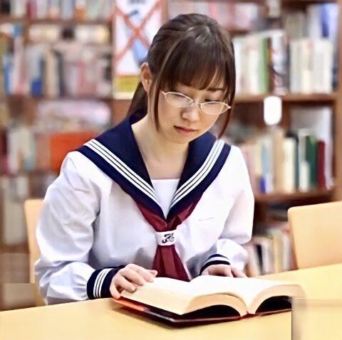 【美少女】メガネが似合う図書委員の女の子にチンポをしゃぶらせたら気持ち良すぎて顔にぶっかけちゃった！！