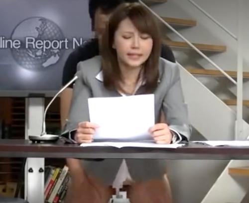 【恥辱】本番中にチンポを挿れられてしまうアナウンサー！我慢しながら原稿を読むもザーメンまみれにされてしまう！