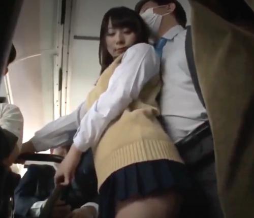【痴漢】可愛いJKの尻にチンポを擦り付けて反応がなかったので服を脱がせてみんなでやっちゃった！！