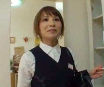 【スーツ】綺麗なお姉さんにスーツを着せたままSEX。ストッキングを破ったりと好き放題する。