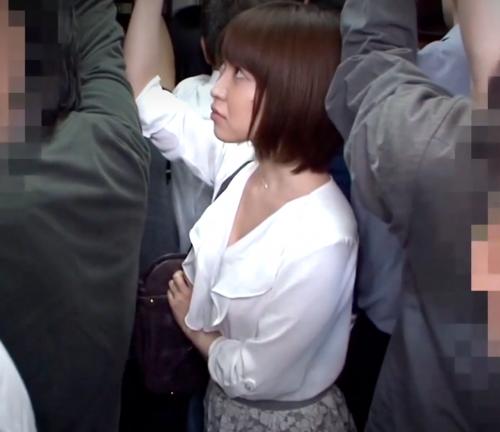 【痴漢】痴漢されて眠っていた性癖が目覚めてしまうお姉さん！男2人を相手取りチンポを弄んでしまう！！