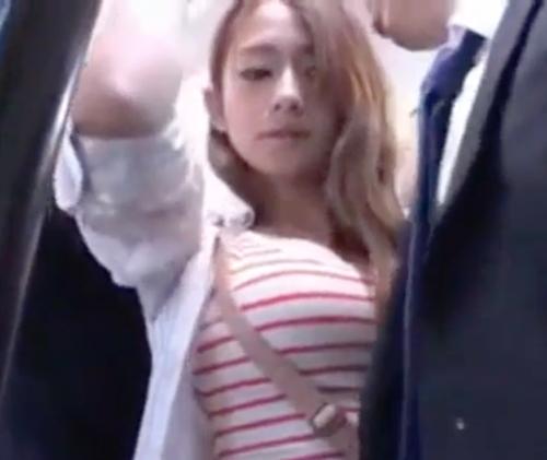 【痴漢】巨乳のお姉さんのおっぱいに興奮した男が我慢できずに揉みまくりそのまま車内Sexをおっぱじめる！！