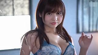 桜空ももちゃんが下着をつけたまま激しくセックス！立ちバックで高速ピストンされスレンダー巨乳を揺らしイキまくる無料動画