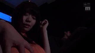 水卜さくらちゃんと映画館へ。しかし、そこには男たちの魔の手が！！あちこちから体をまさぐられクネクネしちゃう無料エロ動画