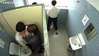 美少女な同級生（桃乃木かな）が男子便所に乱入！他の生徒がいるにも関わらず個室で「かわいい♡」と言いつつ乳首攻め！