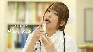 何も聞かされていない麻里梨花ちゃんをリアル病院に送り込み欲求不満の患者さんの性処理をさせる無料ドッキリ動画