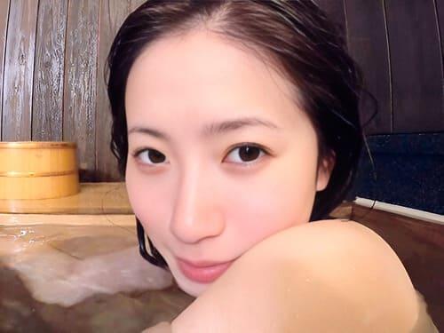 【人妻中出し】風呂場ですっぴんになった美人妻がフェラ、手コキ、マンコに勃起肉棒生挿入腰振り絶頂中出し。