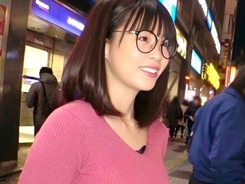 眼鏡の細身巨乳の素人仲居さんのパイパンマンコ弄って手マン責め、フェラ、手コキ、勃起肉棒生挿入ガン突き絶頂。