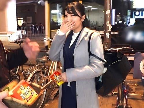 ナンパした24歳営業の素人OLのパイパンマンコを潮吹きしそうに電マ、手マン責め、フェラ、手コキ、肉棒挿入ハメハメ初撮り。