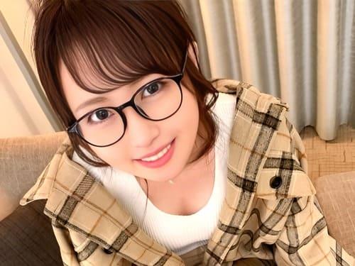 眼鏡の素人娘のパイパンマンコ弄って舐めて手マン責め、フェラ、手コキ、勃起肉棒挿入ガン突きハメ撮り。