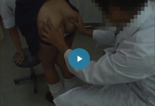 【盗撮】悪徳医院で女子校生が尻肉割られてマンコ検査され、フェラ、手コキさせられて射精を盗撮。