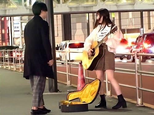 ナンパした19歳路上ミュージシャンの素人娘のマンコ弄って手マン責め、フェラ、手コキ、勃起肉棒挿入ガン突きハメ撮り。