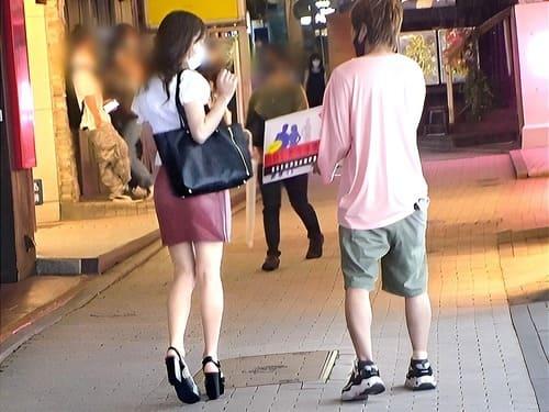 【巨乳素人ナンパ】浮気された経験を持つ20歳コスメショップ店員さんのマンコ弄って舐めて手マン責め、フェラ、手コキ、肉棒挿入。