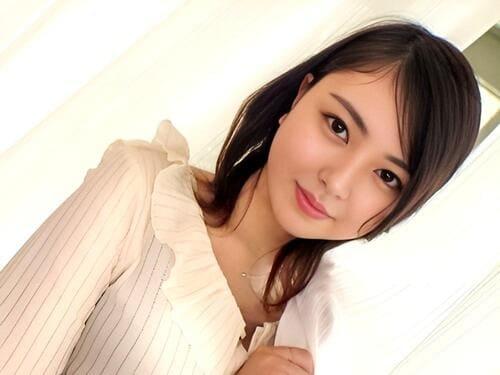 【巨乳素人ハメ撮り】セクシーな眼差しの24歳カフェ店員さんがフェラ、手コキ、マンコに勃起陰茎挿入ハメ初撮り。