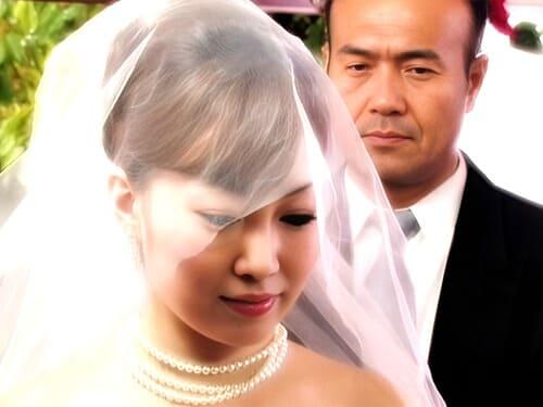 【ながえスタイル】結婚式で花嫁姿の若妻が屋外で夫の上司にマンコ弄られ舐められ勃起肉棒生挿入ガン突き寝取られ絶頂。