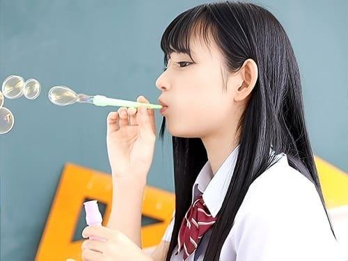 【八掛うみ】制服姿の美少女のパイパンマンコ弄って糸引かせ、フェラ、手コキ、勃起肉棒挿入ガン突き。