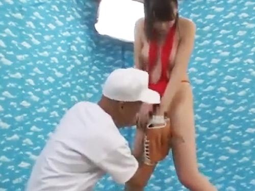 《罰ゲーム》エッチな水着の色白巨乳素人がストラックアウトに失敗して固定バイブ、フェラ、SEX罰ゲーム企画【無料エロ動画】
