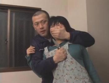 【ながえスタイル】セレブ妻と貧乏妻「新聞配達員に犯される人妻」