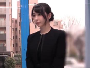 【MM号】夫を亡くして3年の未亡人は男性に優しくされるとSEXまでしてしまうのか？