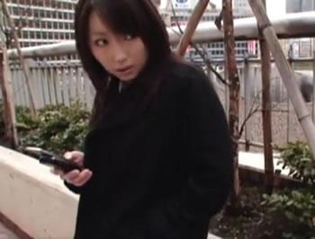 初めて会う援交相手との待ち合わせでキモオヤジが来てメッチャ嫌な顔するJKに…