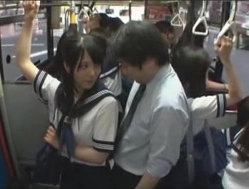 セーラー服のJKばかりが乗ってるバスに乗車した男を上原亜衣が挑発し中出しさせる♥