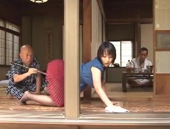 禁断介護】エロエロスケベ爺が息子が近くに居るにもかかわらず嫁に悪戯して…♥