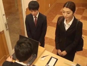 スラリと背の高いスタイル抜群の美人先輩OLと出張先で相部屋になった後輩男子は…♥