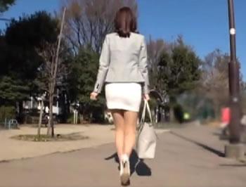 【人妻の絡みつく膣奥に中出し特濃ザーメン】人妻さんに公園のトイレへ行かせて…♥